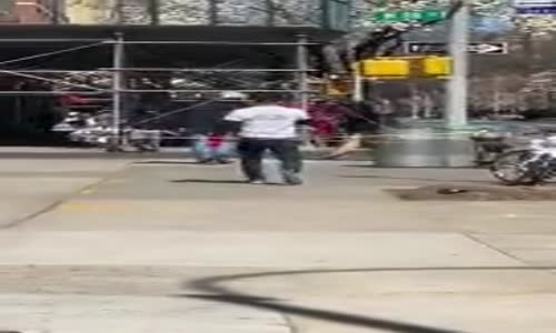 Yaptığı Aparatla Sosyal Mesafeyi Koruyan Adam 