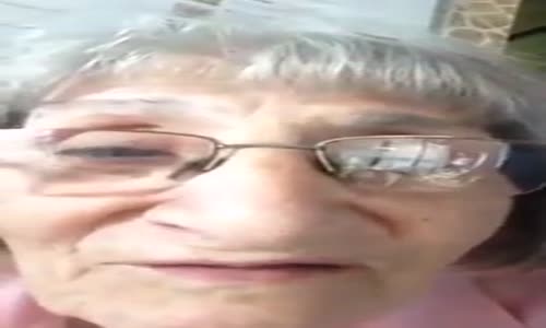  Bacak Arasından Sarkar Şarkısının Söyleyen Teyze