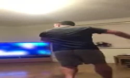 Tuvalet Kağıdı Sektirirken Bacaya Tekme Atam Adam 