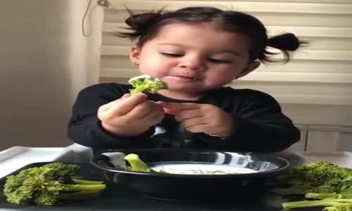 Sevimli Kızın Brokoli Yemesi