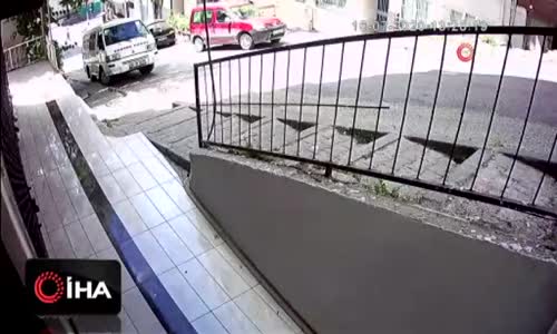 Gaziosmanpaşa’da çocukların ölümün eşiğinden döndüğü kaza kamerada 