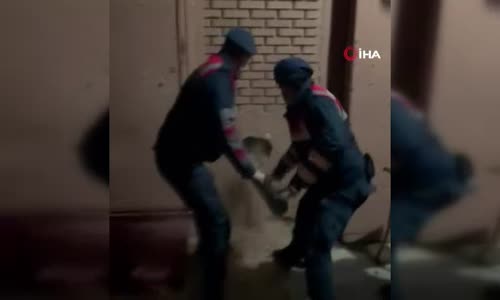 Jandarmayı Görünce Kumar Aletlerini Asitle Yok Etmek İstemişler Sözde Sendikaya Kumar Baskını Kamerada