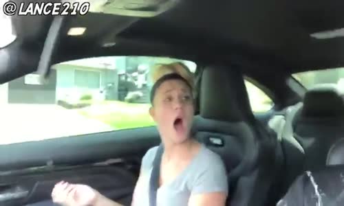 Araba Kullanırken Yan Koltukta Oturana Dünyayı Dar Eden Adam