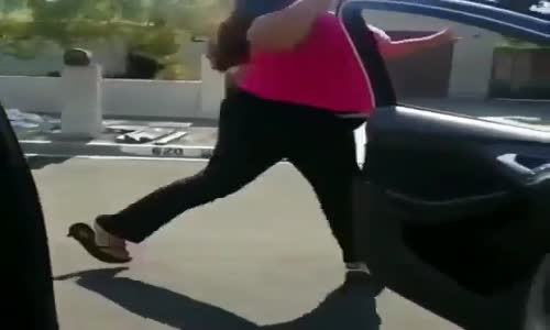 Direksiyonu Bırakıp Dans Eden Şişman Abla