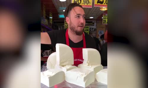 Şarkı Söyleyerek Peynir Satan Eleman