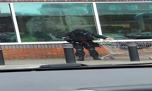 Sosyal Mesafeyi Ciddiye Alan Adam