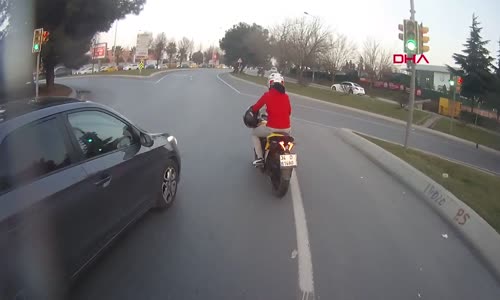 Motosikletli Sürücün Yoğun Trafikteki Tehlikeli Şovu