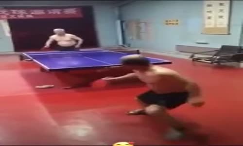 Masa Tenisi Oynayan Amcanın İnanılmaz Rahatlığı 