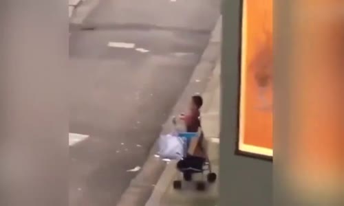 Sosyal Medya Aşkına Pusetteki Bebeğine Fotoğraf Çektiren Anne