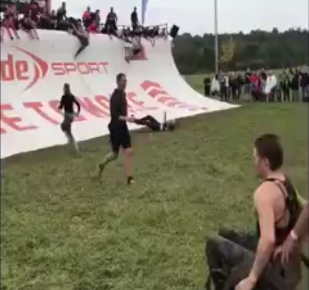 Zorlu Parkurda Engelli Gence Destek Olan Baba 