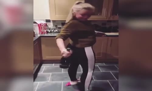 Poposu İle Şampanya Açan Kadın