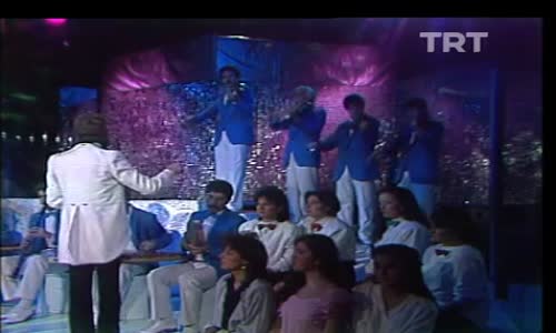 Zeki Müren-Elbet Gönüllerde Sabah Olacak izle