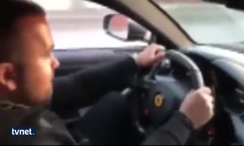 Ferrari'de Vites Değiştirirken Kendinden Geçen Adam
