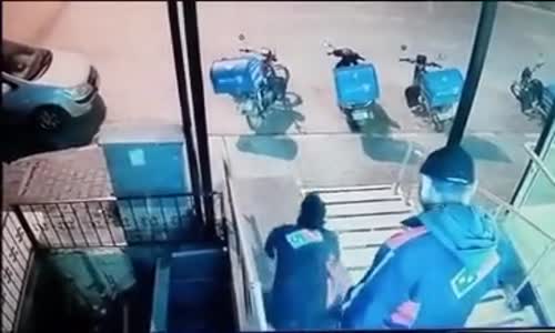 Arkadaşını Fena Şakalayan Pizzacı Çalışanı 