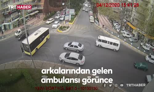 Halk otobüsü şoförü ambulans için yolu kapattı 