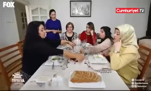 Canlı Çiçeğin Saçtığı 'okşijenden' Rahatsız Olan Hanımefendi