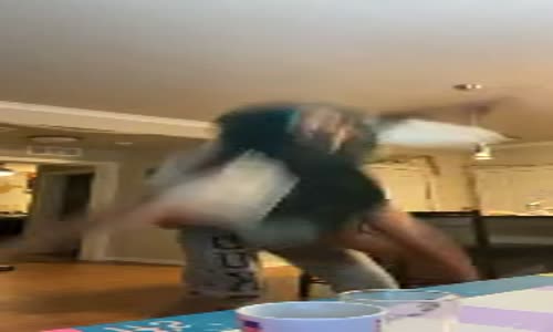 Sandalyeden Uçmayı Deneyen Kızın Dramı 