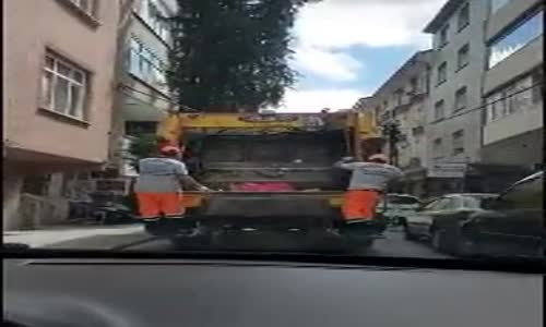 Çalan Müzikle Çöp Kamyonunda Coşan Temizlik Görevlileri 