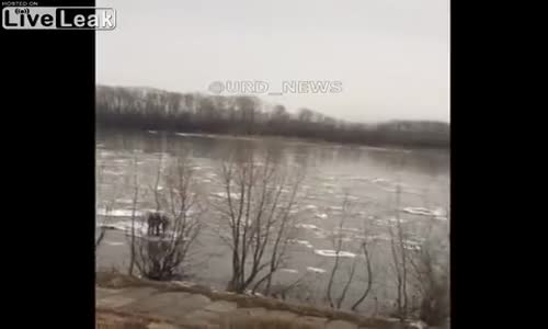 Nehir üzerinde Eriyen buzların üstündeki insanlar