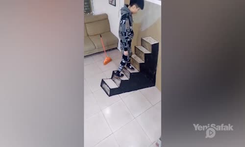 Kestiği Saçlarla İlizyon Gösterisi Yapan Berber