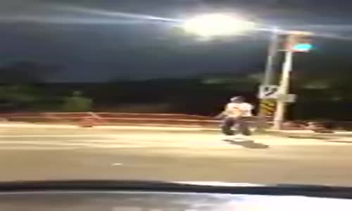 Bozulan Sokak Lambasının Tadını Çıkaran Genç 