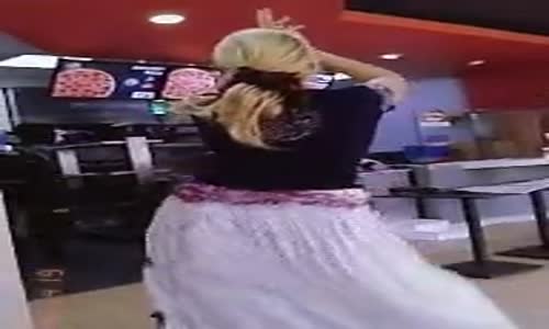 Pizzacıda Kurtlarını Döken Roman Gacı