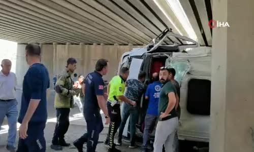 Damperi açık kalan kamyon köprüye çarpıp devrildi; sürücüsü böyle kurtarıldı 