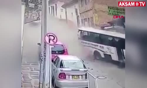 Kaza Anında Minibüsten Fırlayan Sürücü