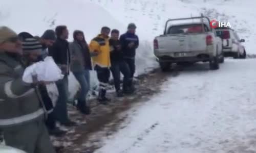 Kar nedeni ile kapanan yolun açılmasını halay çekerek beklediler 