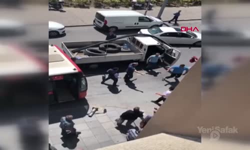 İzmir'de Yol Verme Kavgası Kamerada