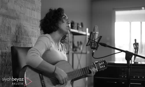 Ela Nur Akbulut - Bana Ellerini Ver (SiyahBeyaz Akustik)