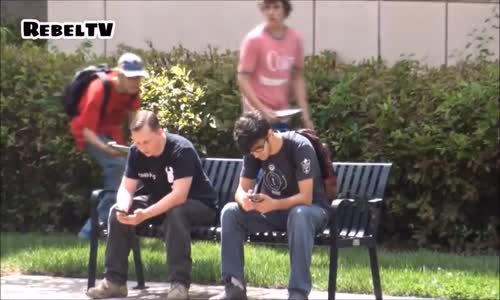 Surata Pasta Fırlatma Şakası