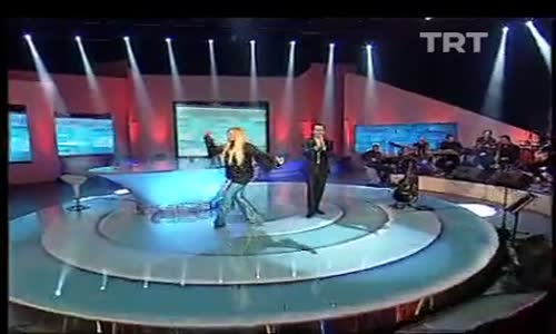 Zerrin Özer Ve Ferhat Göçer-İkimiz Bir Fidanın Güller Açan Dalıyız