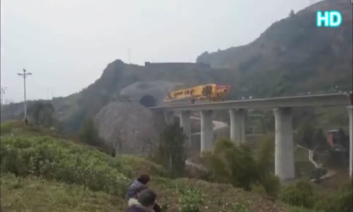 Köprü Yapan Dev Makina