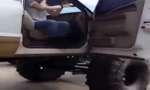 Arabasına Hoplamadan Binemeyen  Genç Bayan