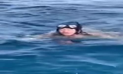 Köpek Balığından Acayip Korkan Kız 