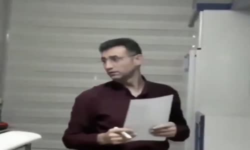 Mutfak Dolabı Kapağında Ders Anlatan Öğretmen 