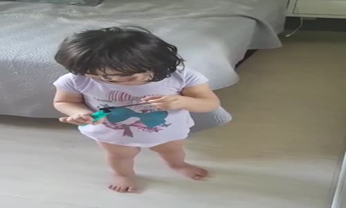 Annesinin Makyaj Malzemeleri İle Yaramazlık Yapan Küçük Kız