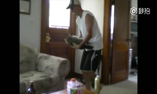 Sahibiyle Oyun Oynayan Rakun