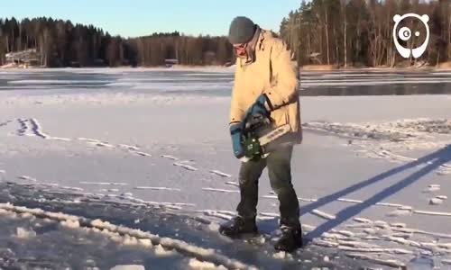 Nehirde Daire Şeklinde Kestikleri Buzun Üstünde Eğlenen İnsanlar