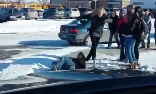 Okul Çıkışı Lanetli Yolda Kayıp Düşen Öğrencileri İzlerken Kahkahaya Boğulan Baba 