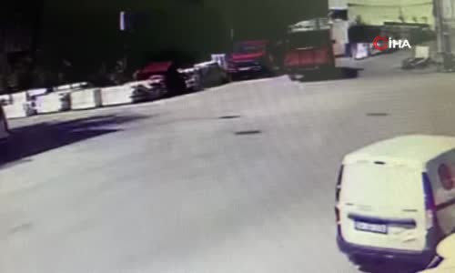 Yaşlı kadının kamyonetin altında kaldığı anlar kamerada 