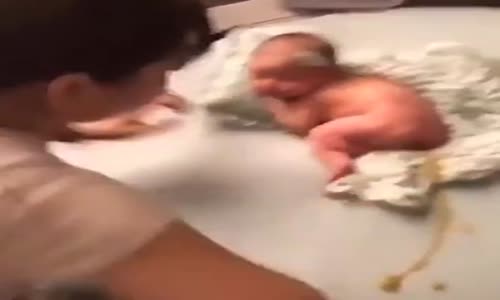 Fotoğraf Çekimi Sırasında Pırtlayan Bebiş