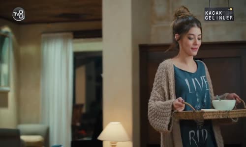 Kaçak Gelinler 20.Bölüm  Şebnem Gürsoy Selim’i Elleriyle Besliyor