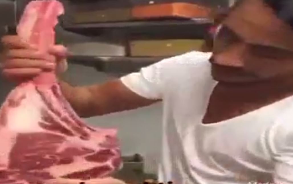 Nusret Gökçe'nin Etlere Tuz Dökme Stili Dünyaca Meşhur Oldu Siz Birde Polisimize Bakın