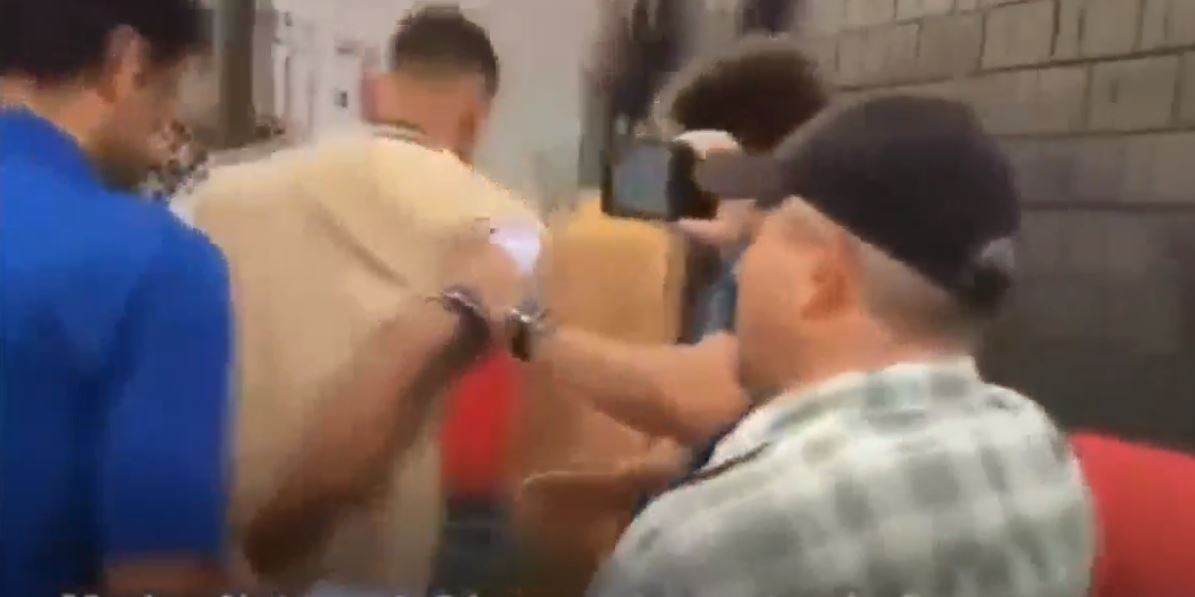 Maçın Ortasında Kelepçe Taktıp Tutukladılar İzle