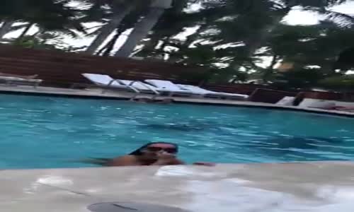 Havuzdan Etkileyici Çıkış Yapmak İsteyen Kızın Dramı