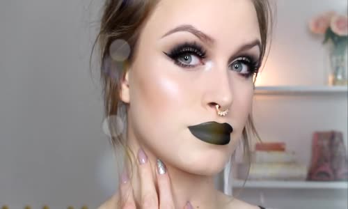 Siyah Dudaklar Ve Soft Bir Makyaj