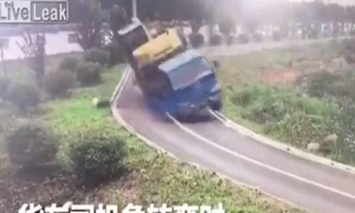 Kamyon Şoförünün Akılalmaz Kazası Kamerada