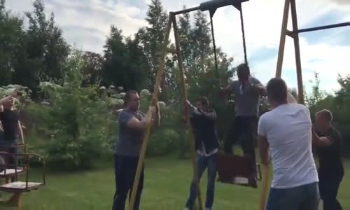 360 Derecelik Salıncak Eğlencesinde Fırlayan Adam